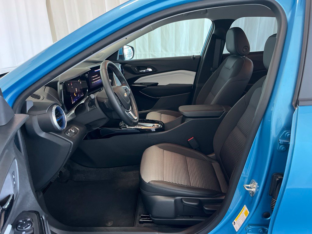 Used 2025 Chevrolet Trax LT w/ Driver Confidence Package FWD image 3