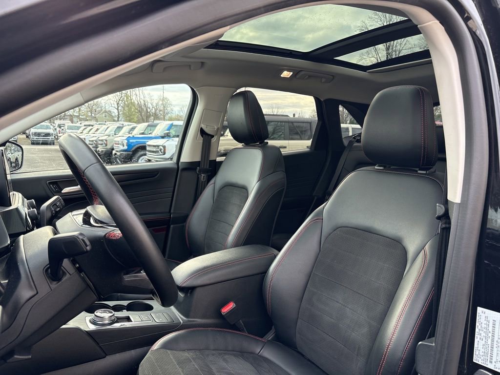 Used 2022 Ford Escape SEL w/ SEL Stealth AWD Package image 4