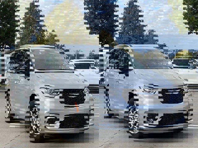 Used 2024 Chrysler Pacifica Touring-L image 2