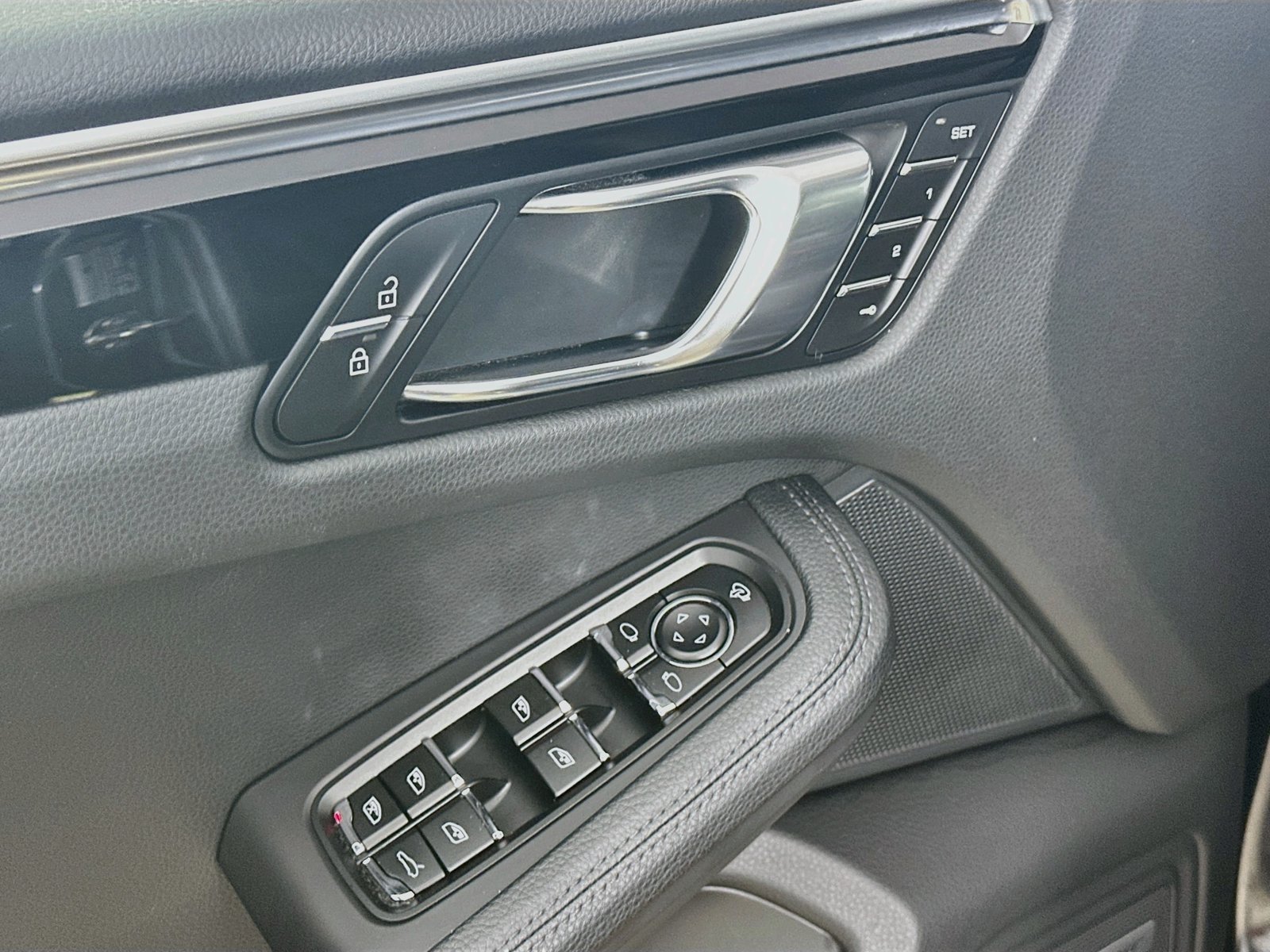 Certified 2022 Porsche Macan AWD/4WD image 17