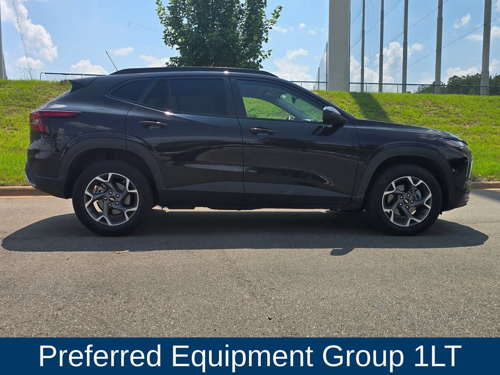 Used 2025 Chevrolet Trax LT FWD image 2