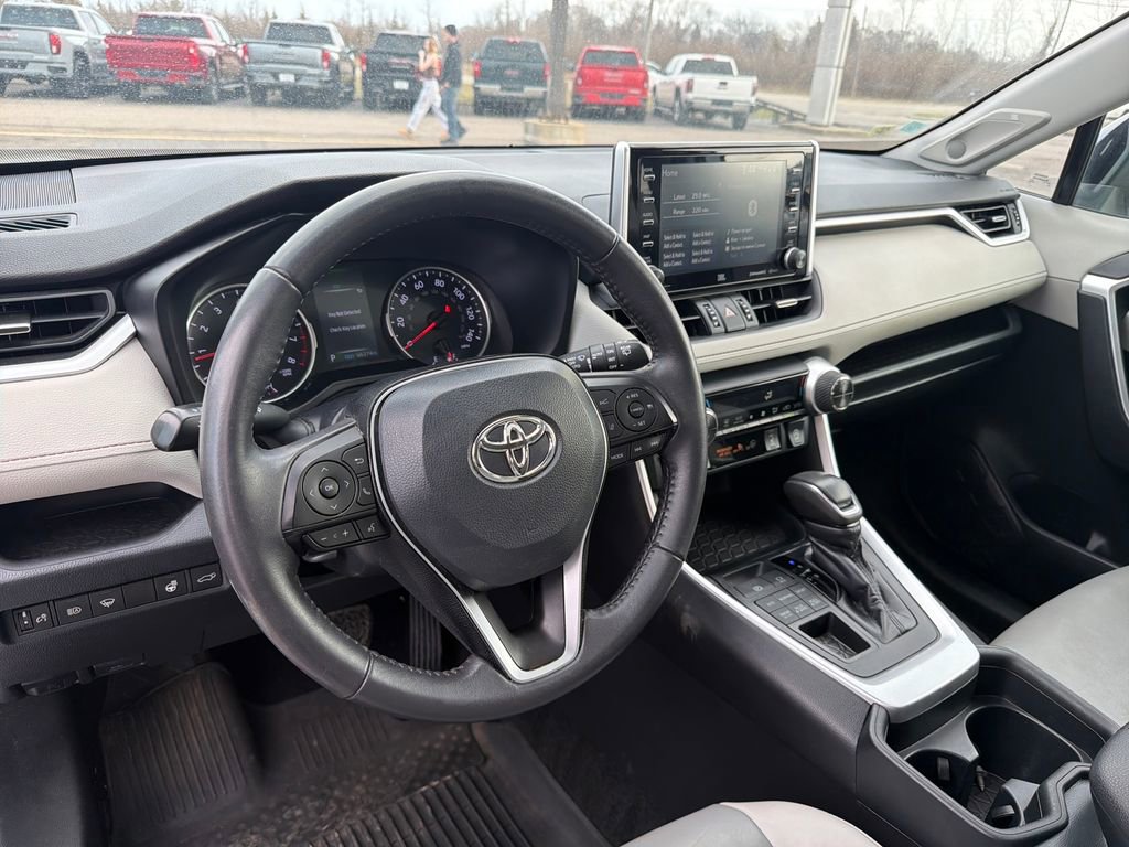 Used 2020 Toyota RAV4 XLE Premium image 12