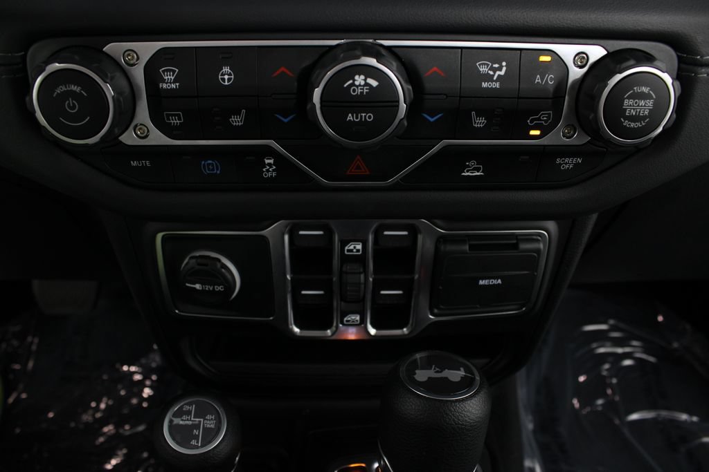 Used 2025 Jeep Wrangler Unlimited Sahara AWD/4WD image 6