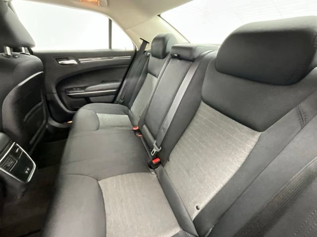 Used 2018 Chrysler 300 Touring w/ Chrome Appearance Package RWD image 8