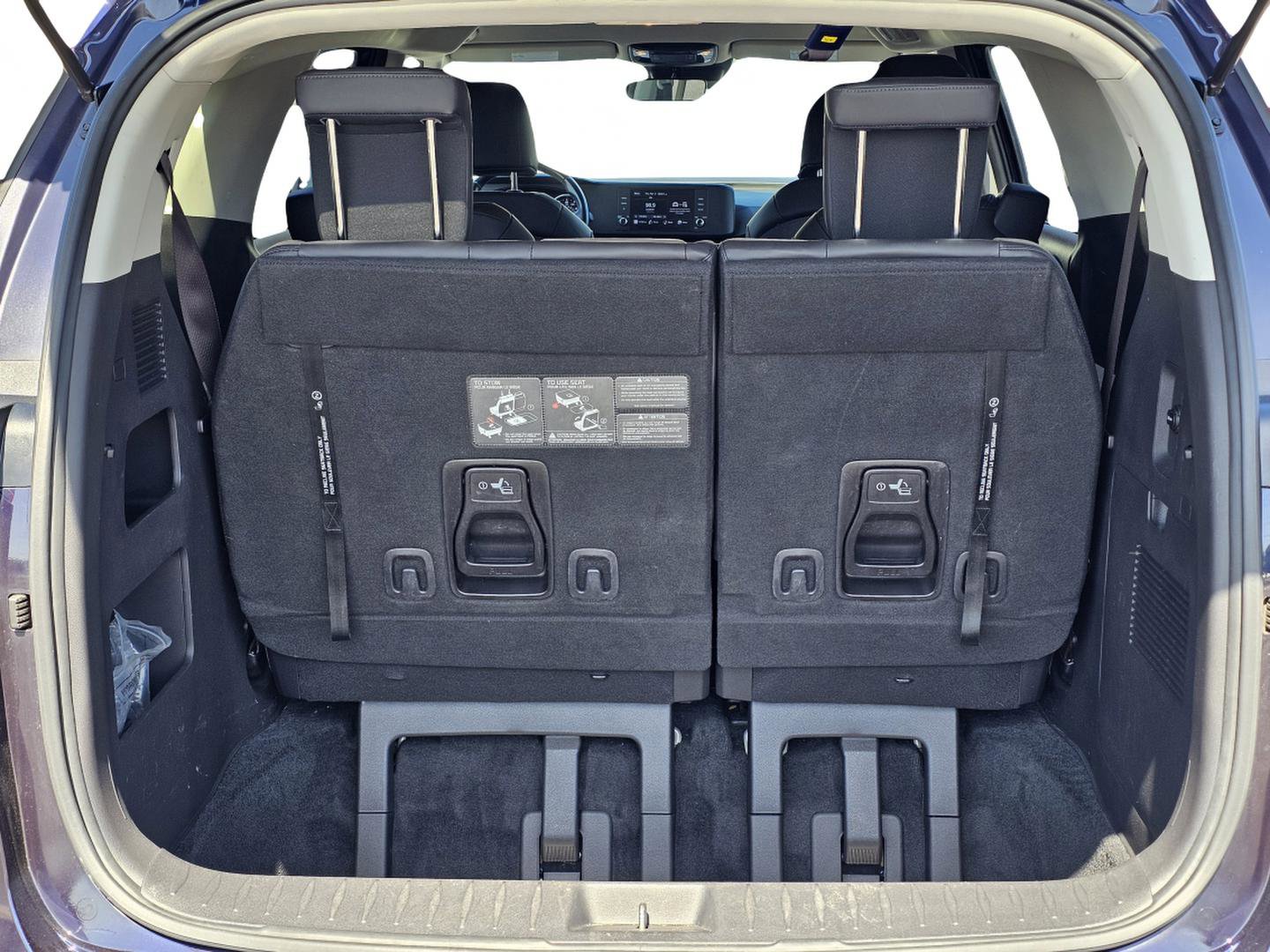 Used 2023 Kia Carnival LX image 11