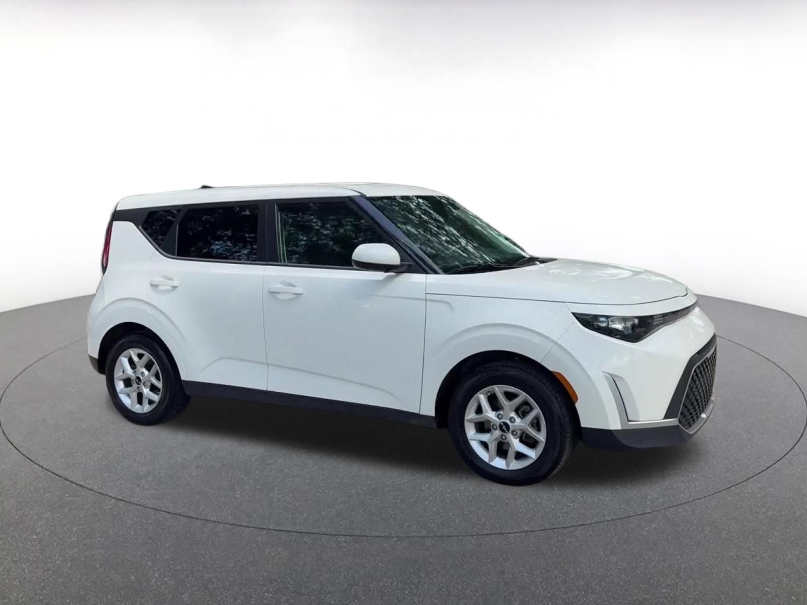 Used 2025 Kia Soul LX w/ LX Technology Package FWD image 2