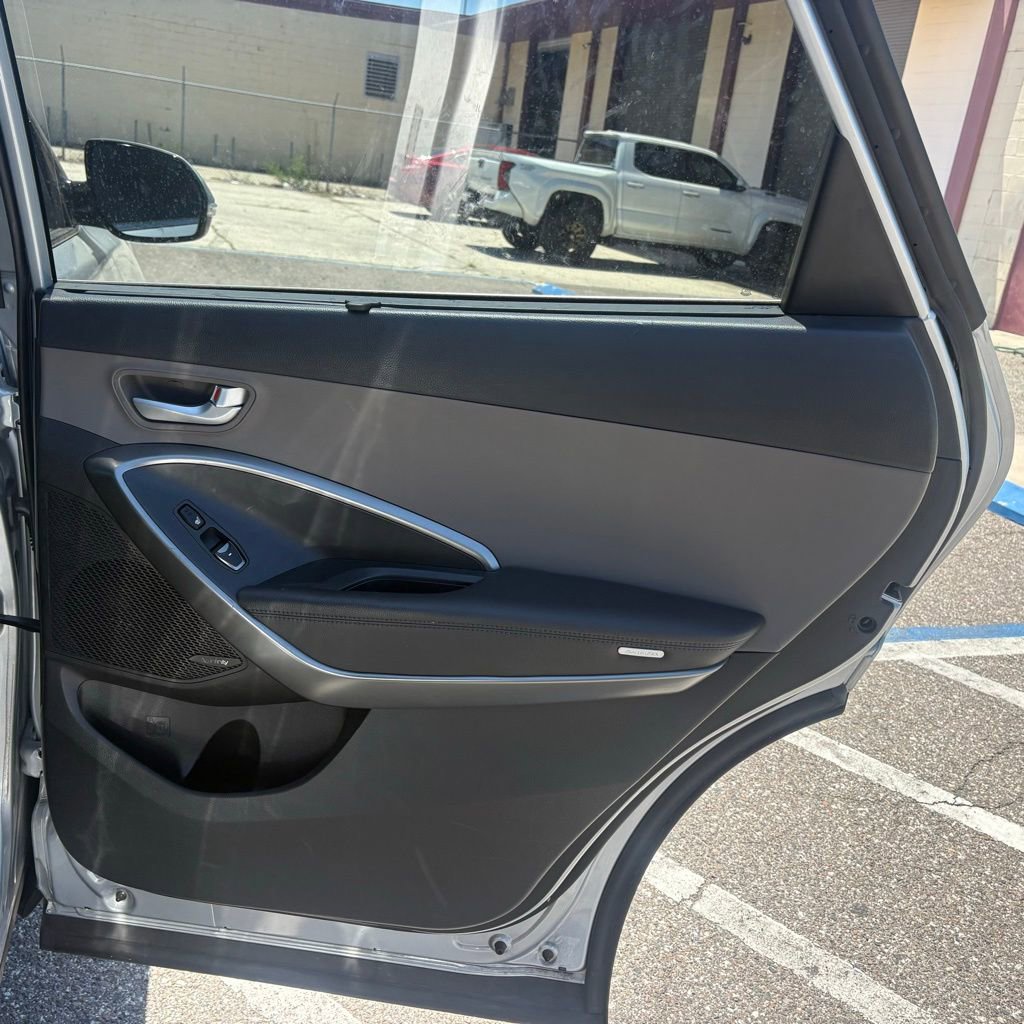 Used 2017 Hyundai Santa Fe SE image 16