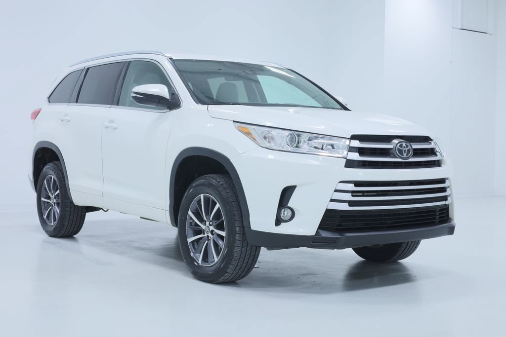 Used 2017 Toyota Highlander XLE image 3