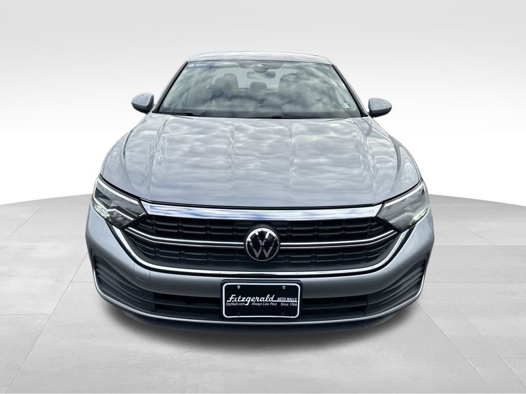 Used 2024 Volkswagen Jetta SE image 2