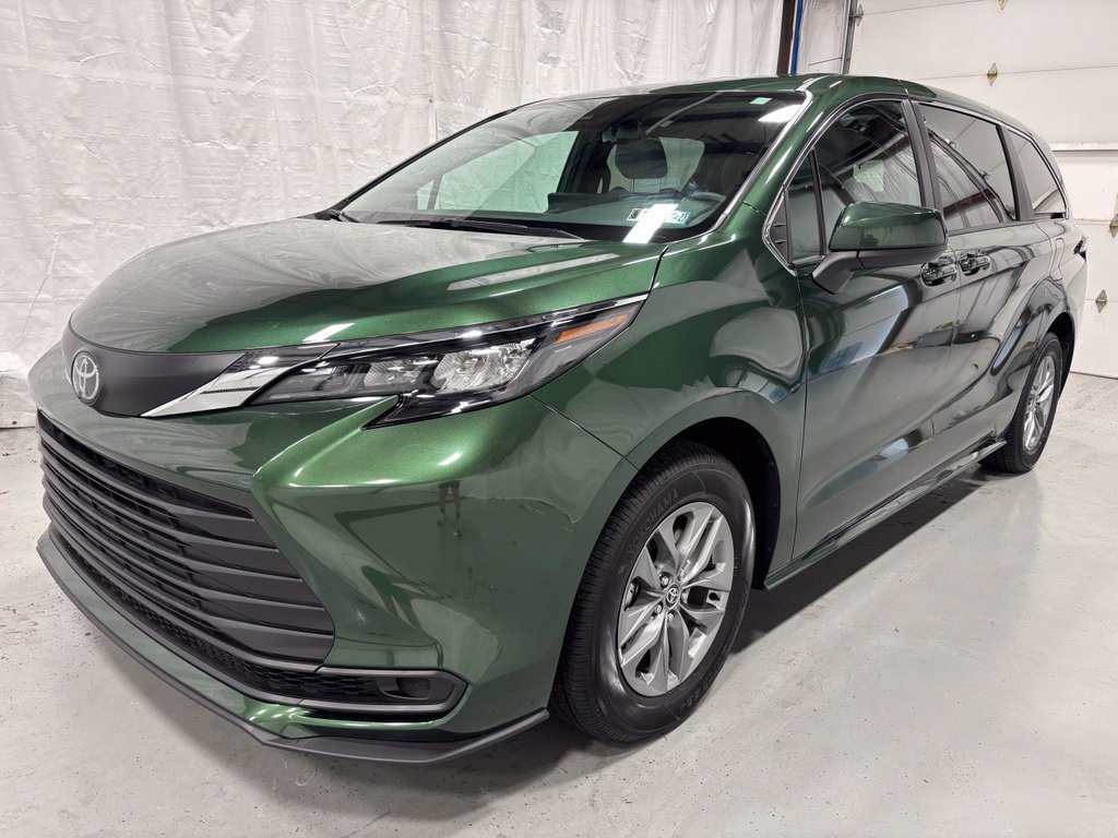 Used 2026 Toyota Sienna LE FWD image 3