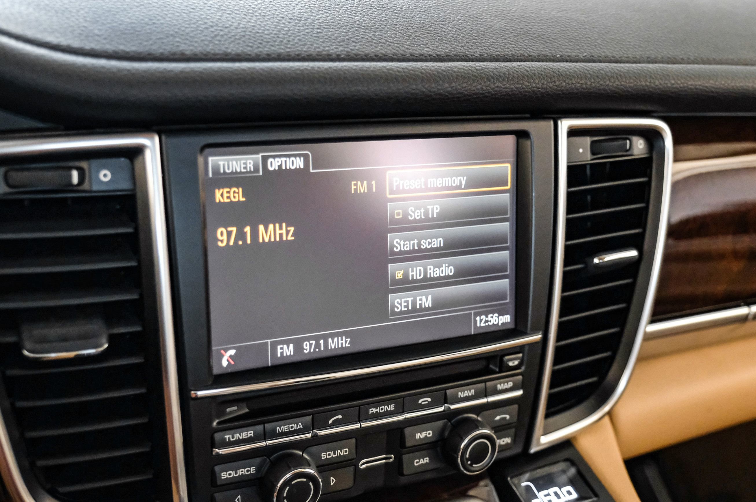 Used 2015 Porsche Panamera S w/ Premium Package Plus image 28