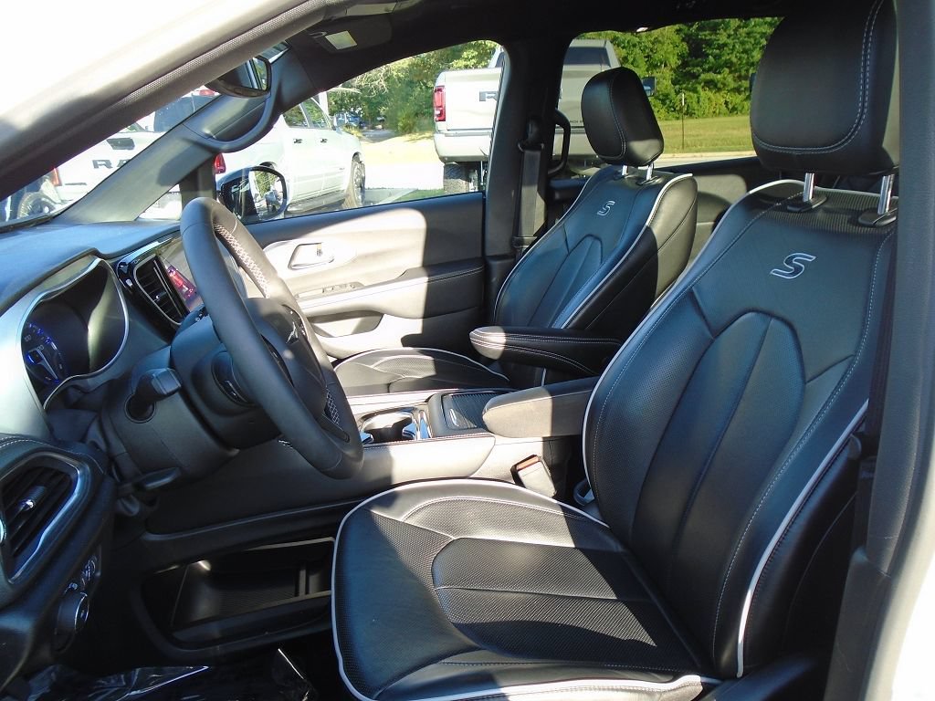 Used 2026 Chrysler Pacifica Limited w/ S Appearance Package FWD image 6