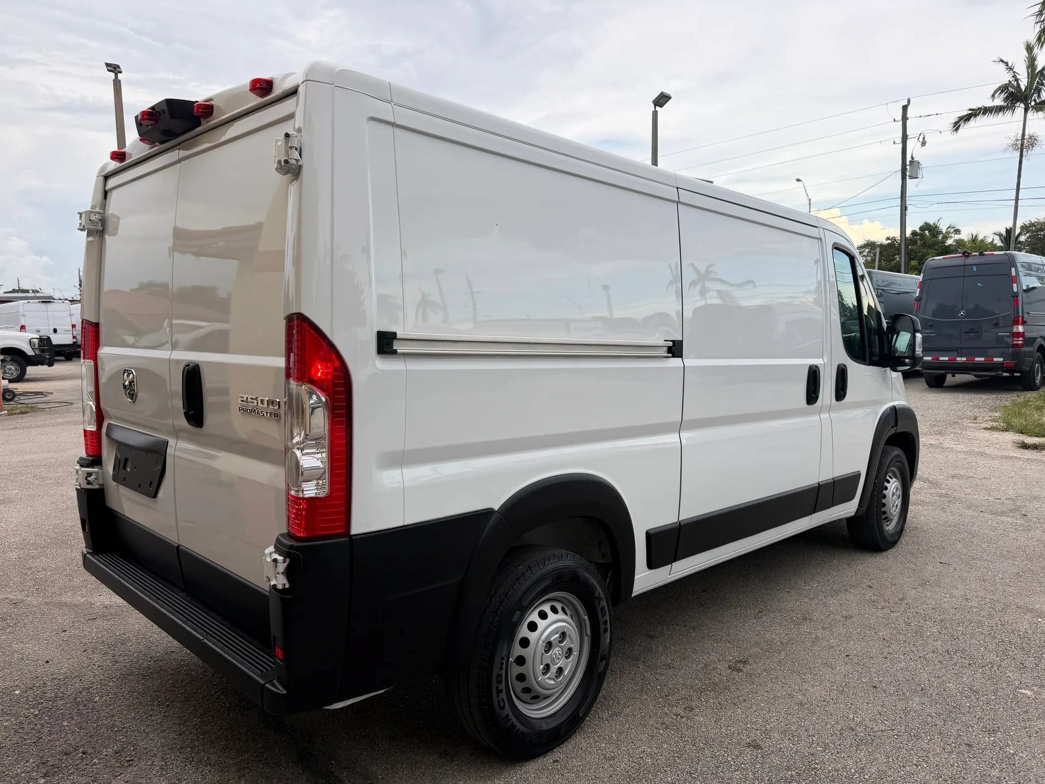 Used 2024 RAM ProMaster 2500 136 w/ Safety Group FWD image 7