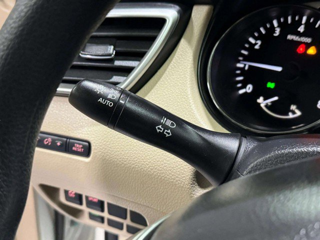 Used 2016 Nissan Rogue SV image 38