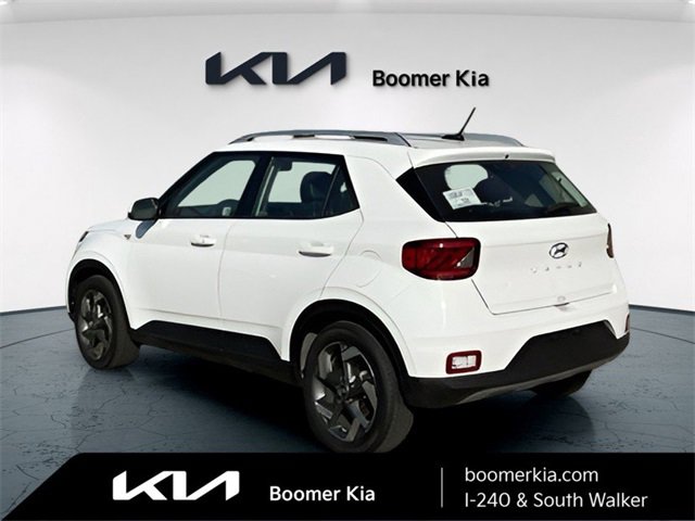 Used 2024 Hyundai Venue Limited image 7