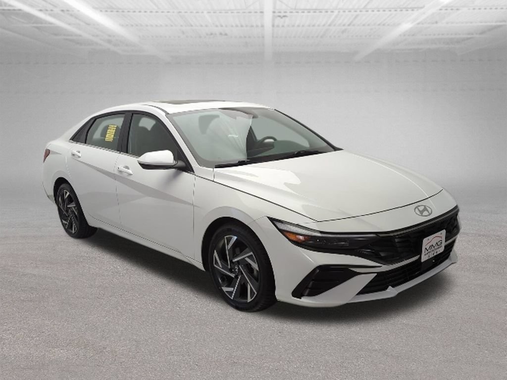 Used 2025 Hyundai Elantra SEL FWD image 11