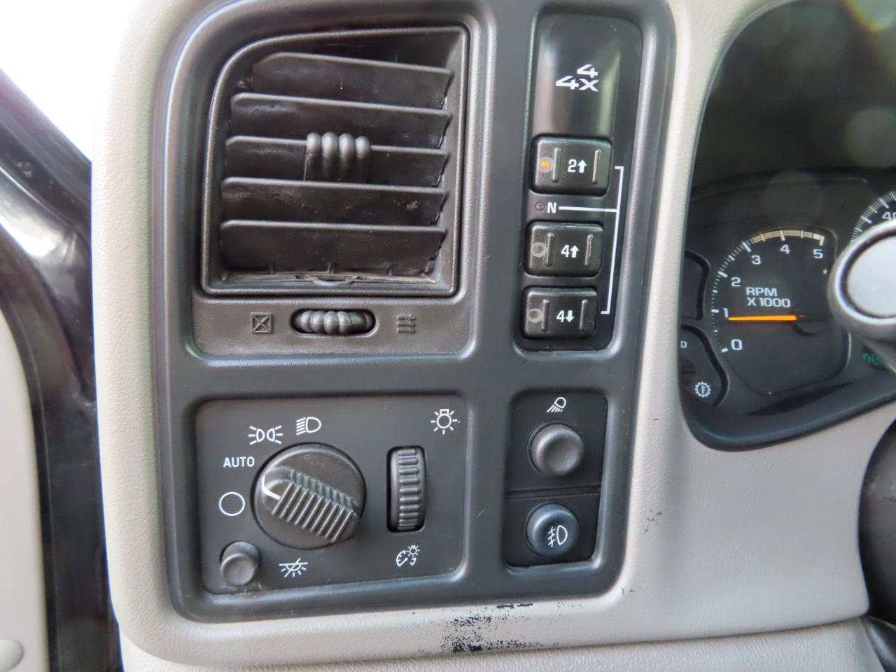 Used 2005 Chevrolet Silverado 2500 LT w/ Heavy-Duty Power Package image 31