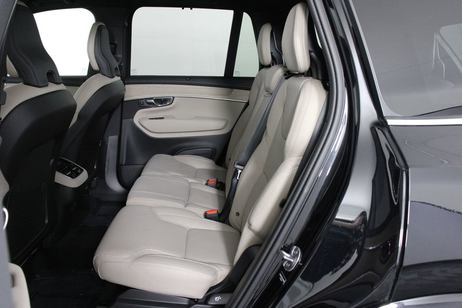 Certified 2025 Volvo XC90 B6 Ultra image 32