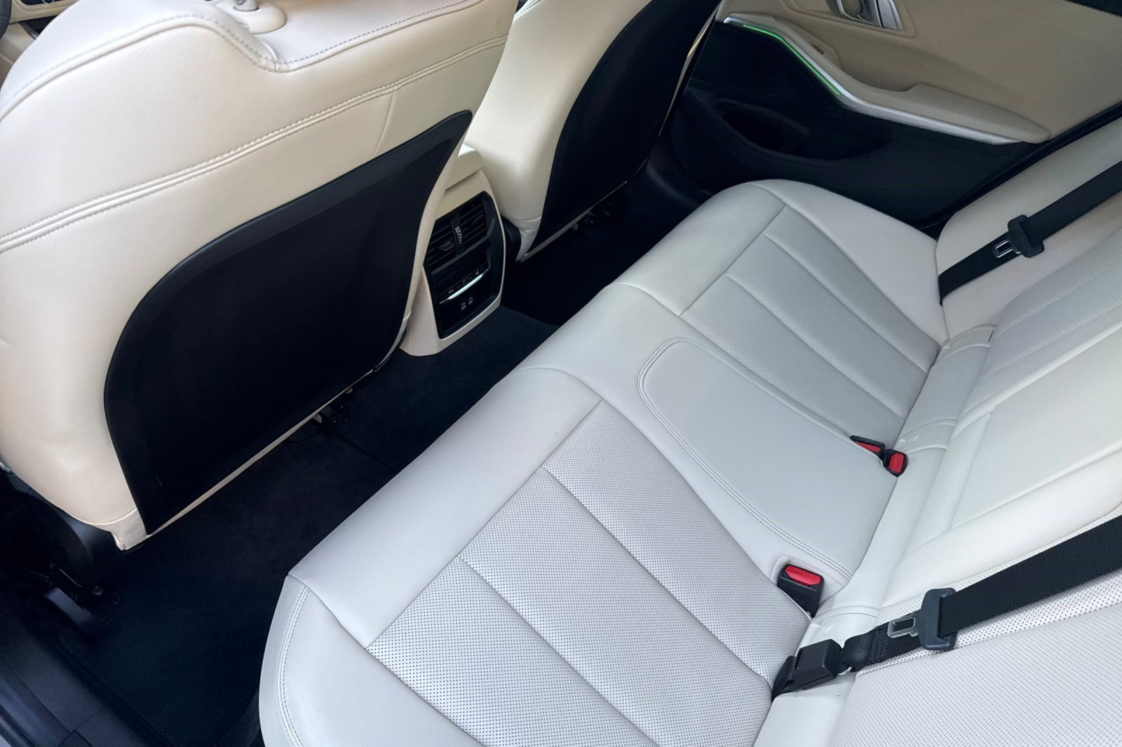 Used 2025 BMW 330i Sedan w/ Premium Package image 15