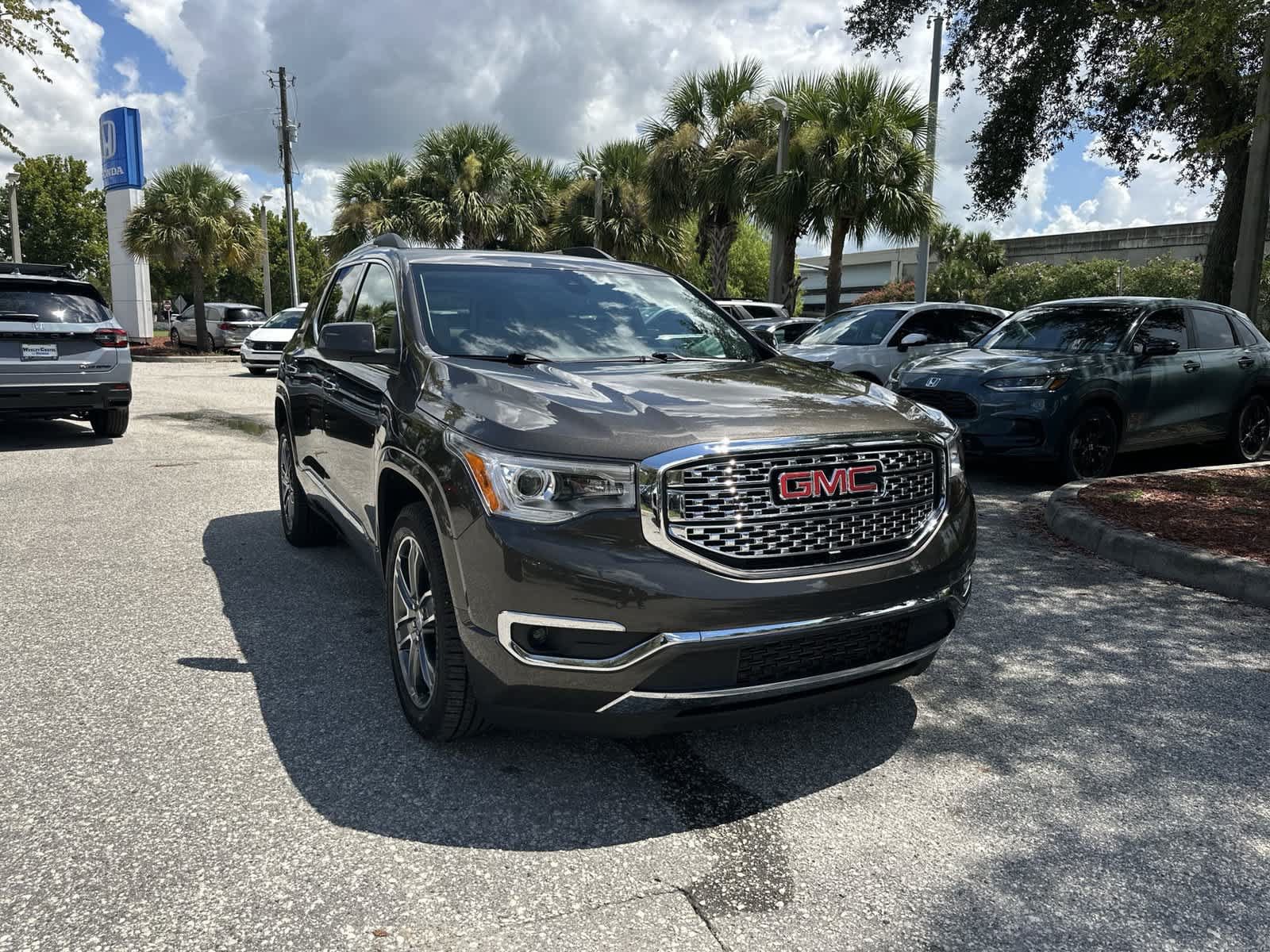 Used 2019 GMC Acadia Denali w/ Technology Package FWD image 8