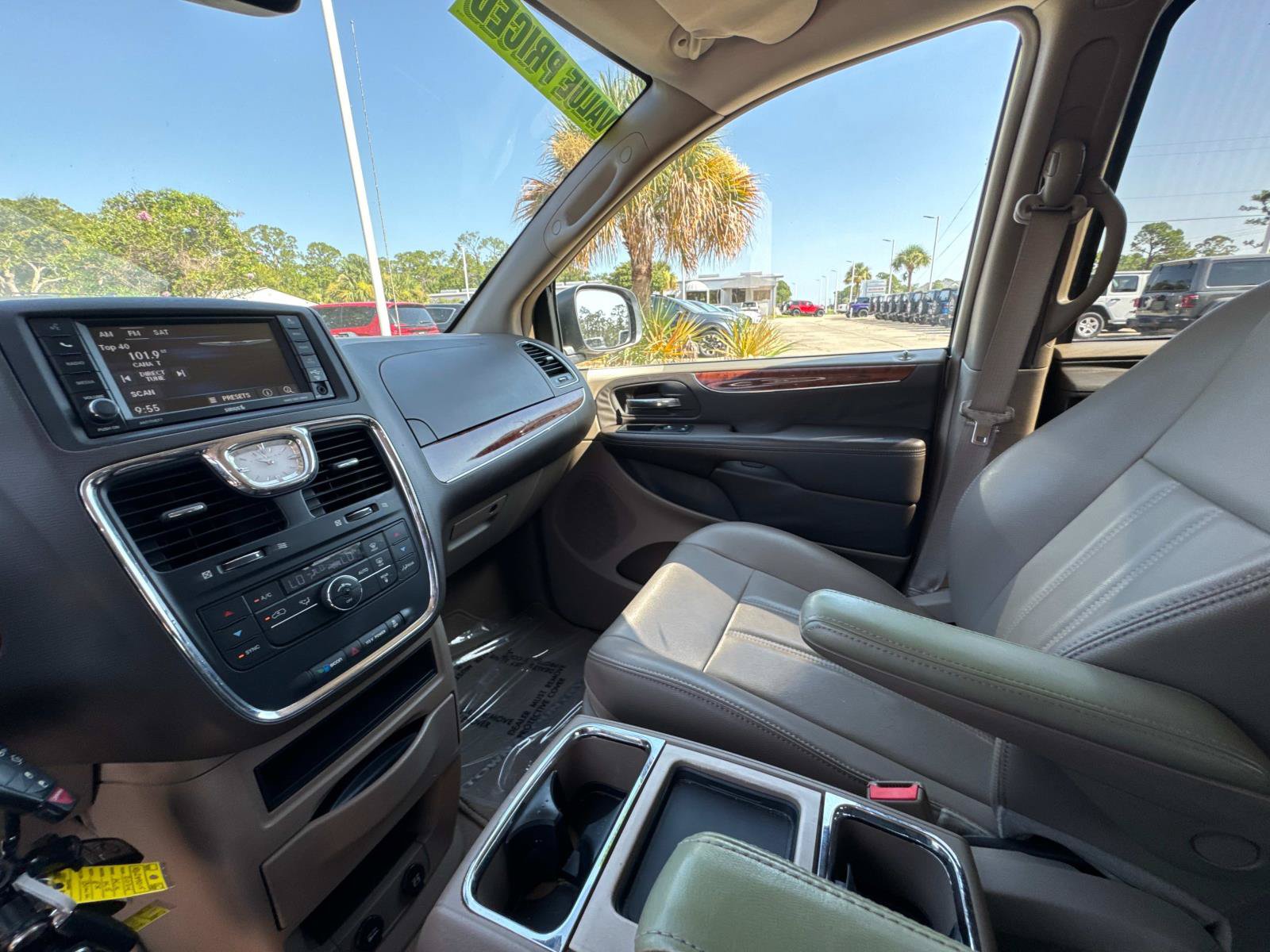 Used 2013 Chrysler Town & Country Touring FWD image 27
