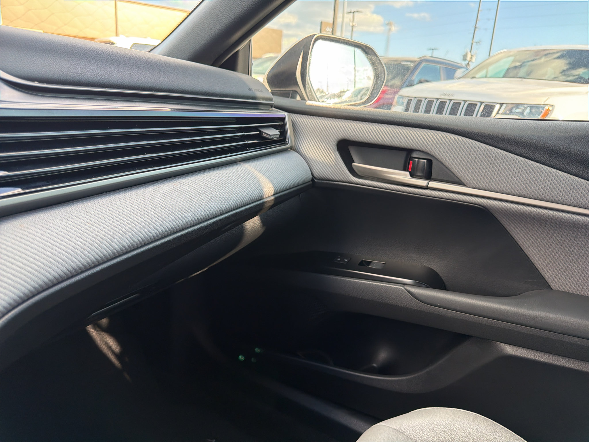 Used 2025 Toyota Camry SE w/ Convenience Package FWD image 18
