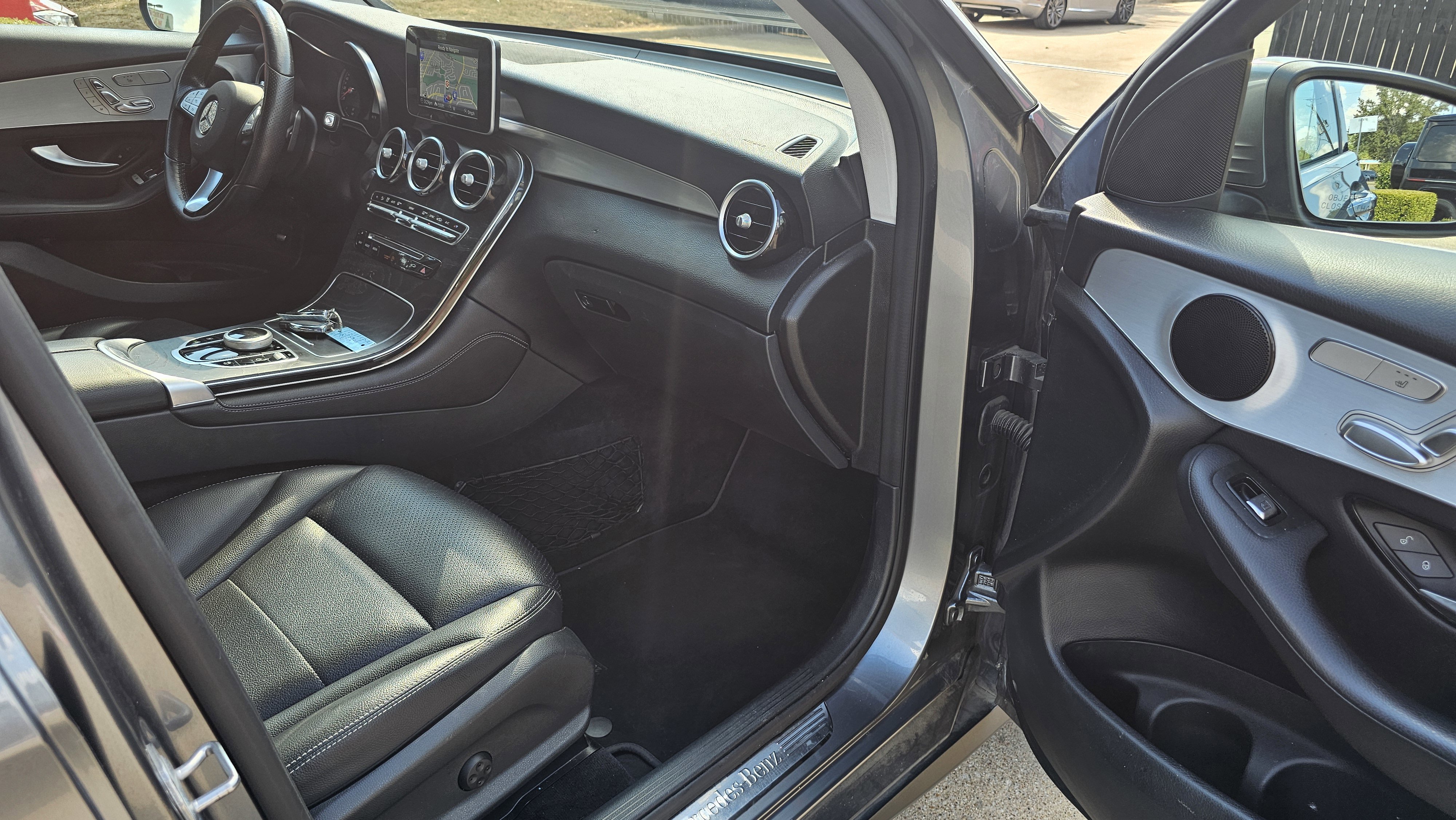 Used 2019 Mercedes-Benz GLC 300 w/ Premium Package image 29