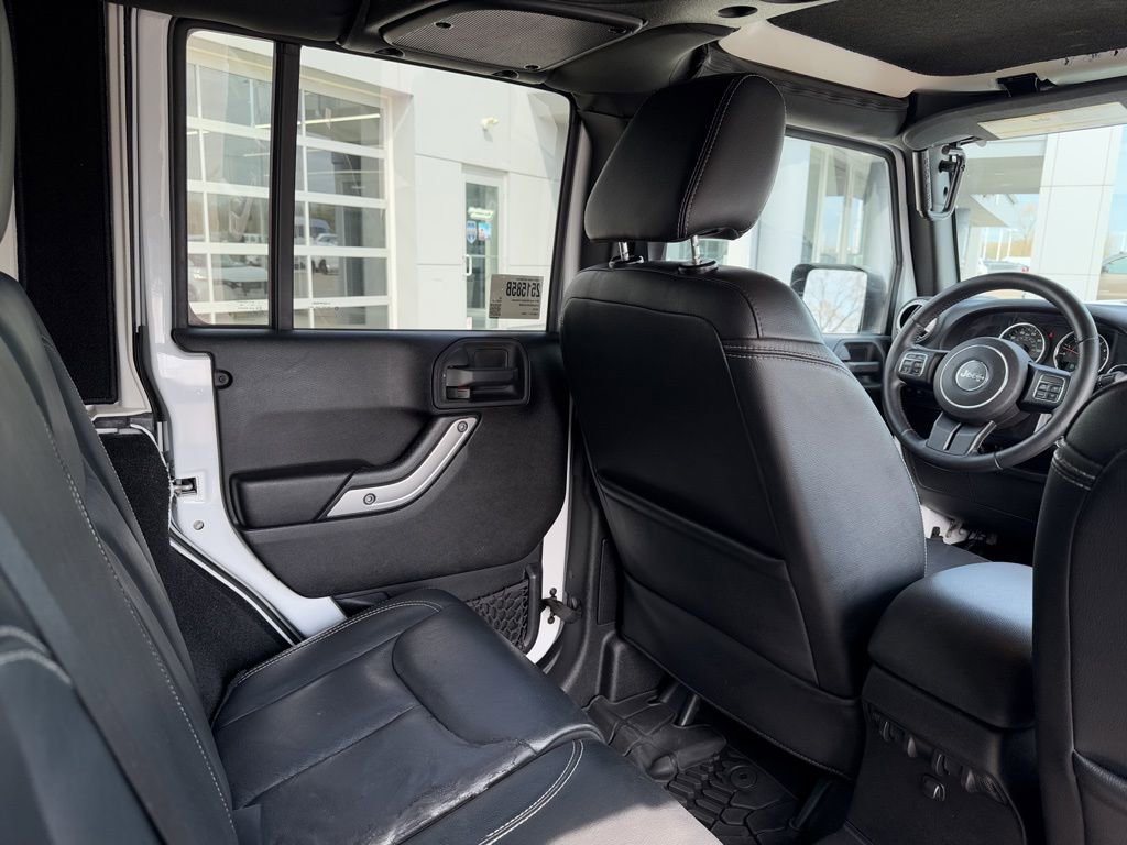 Used 2015 Jeep Wrangler Unlimited Rubicon w/ Connectivity Group AWD/4WD image 40