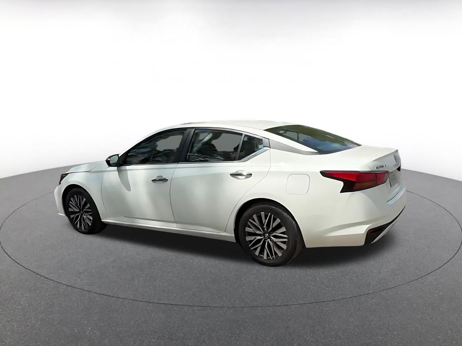 Used 2025 Nissan Altima 2.5 SV FWD image 10