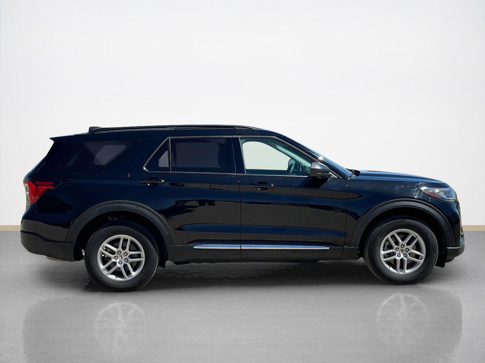 Used 2025 Ford Explorer Active AWD/4WD image 9