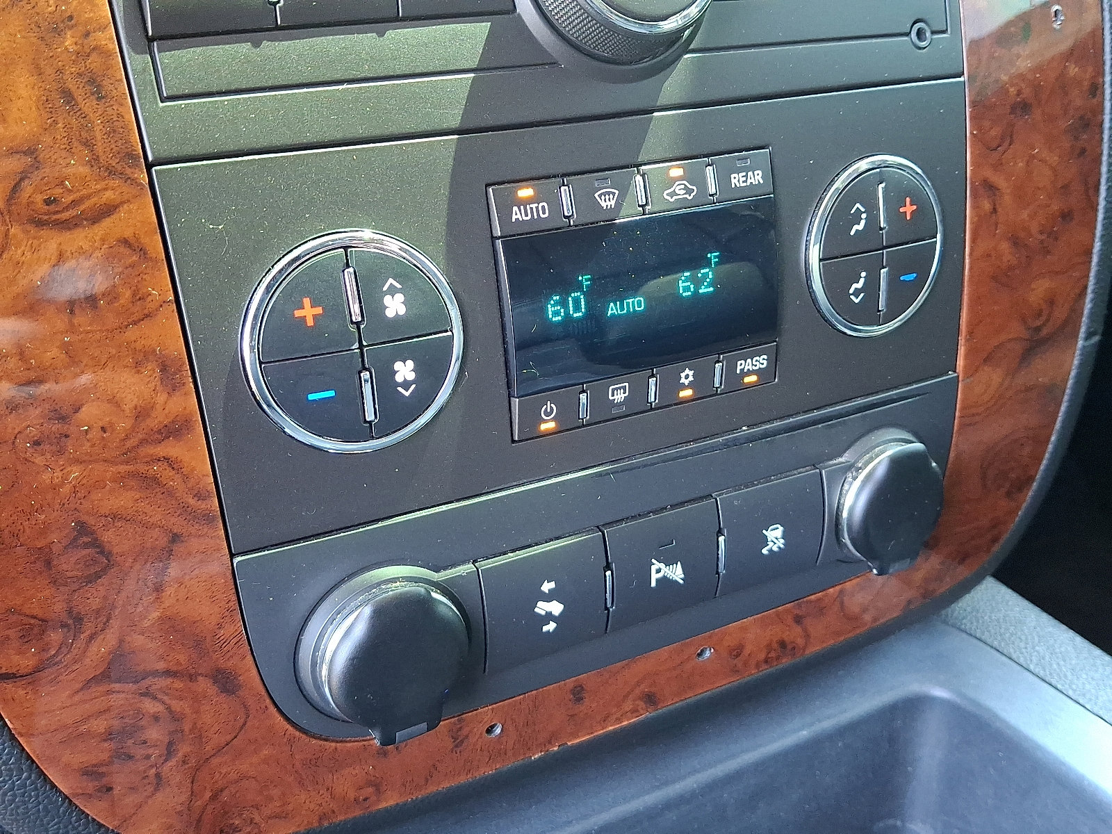 Used 2011 Chevrolet Suburban 2500 LT w/ Snow Plow Prep Package image 17