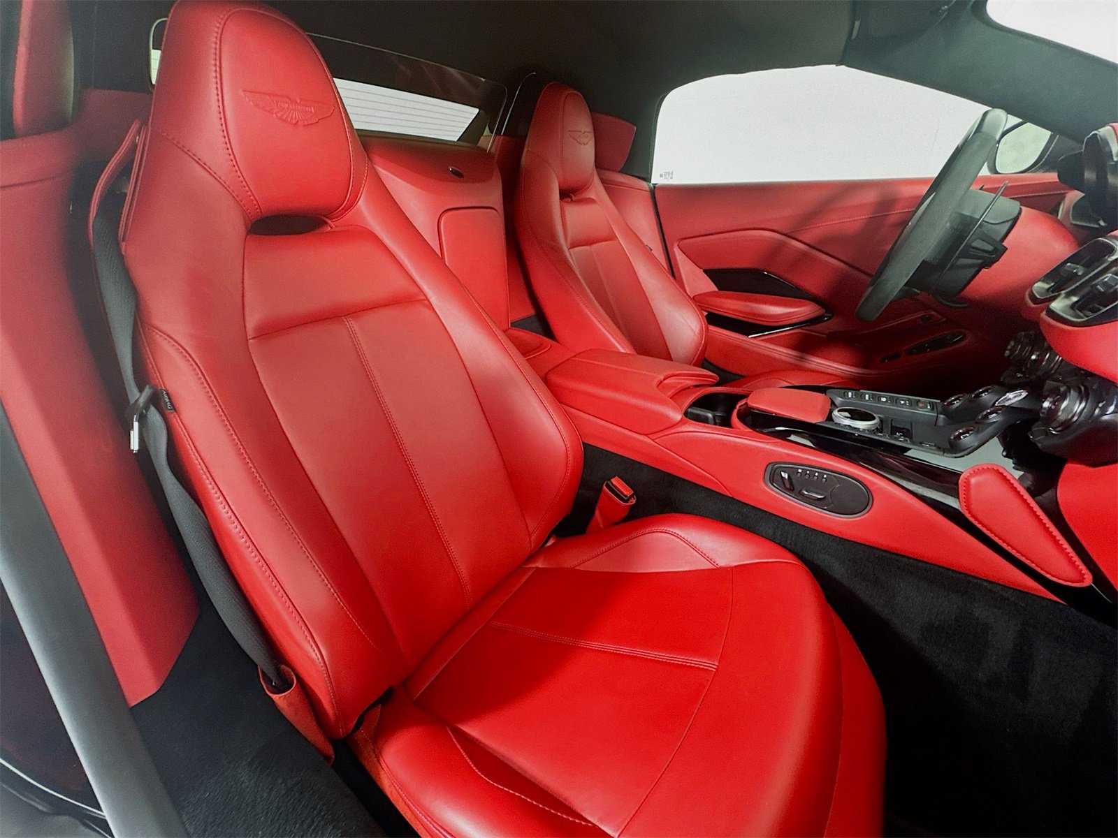 Used 2022 Aston Martin V8 Vantage Roadster image 23