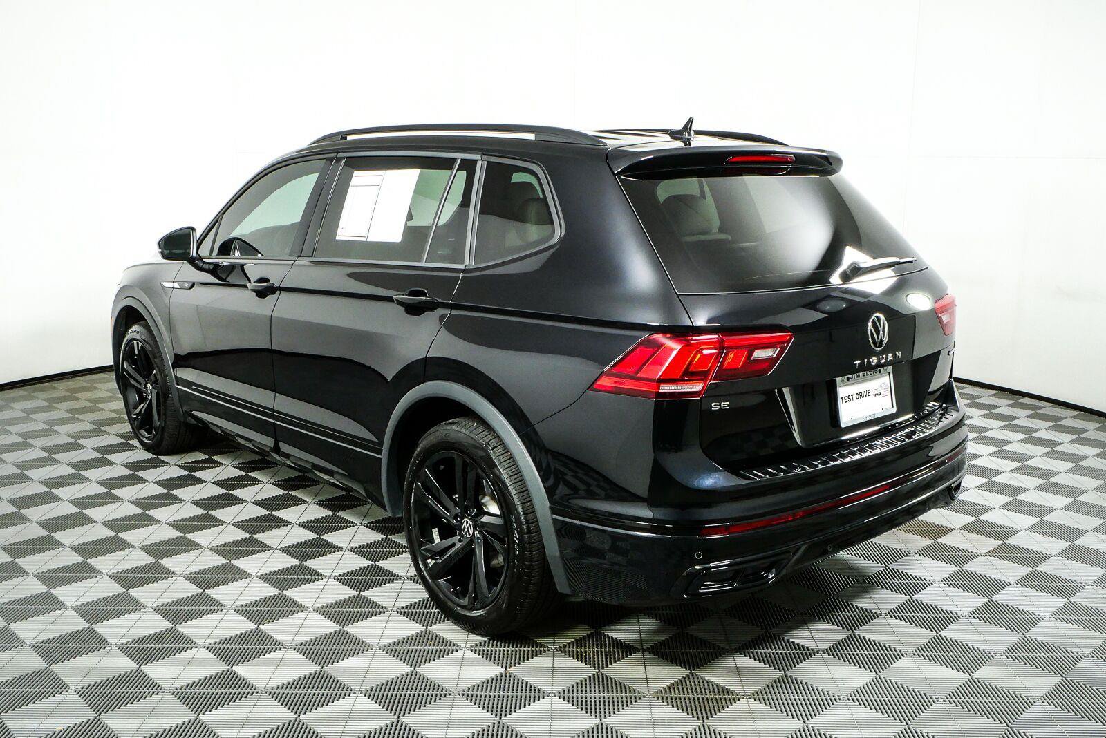 Certified 2024 Volkswagen Tiguan SE R-Line AWD/4WD image 28