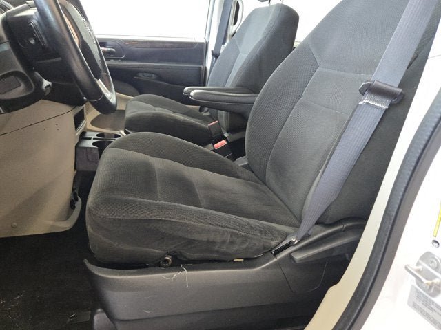 Used 2016 Dodge Grand Caravan American Value Package w/ UConnect Hands-Free Group FWD image 16