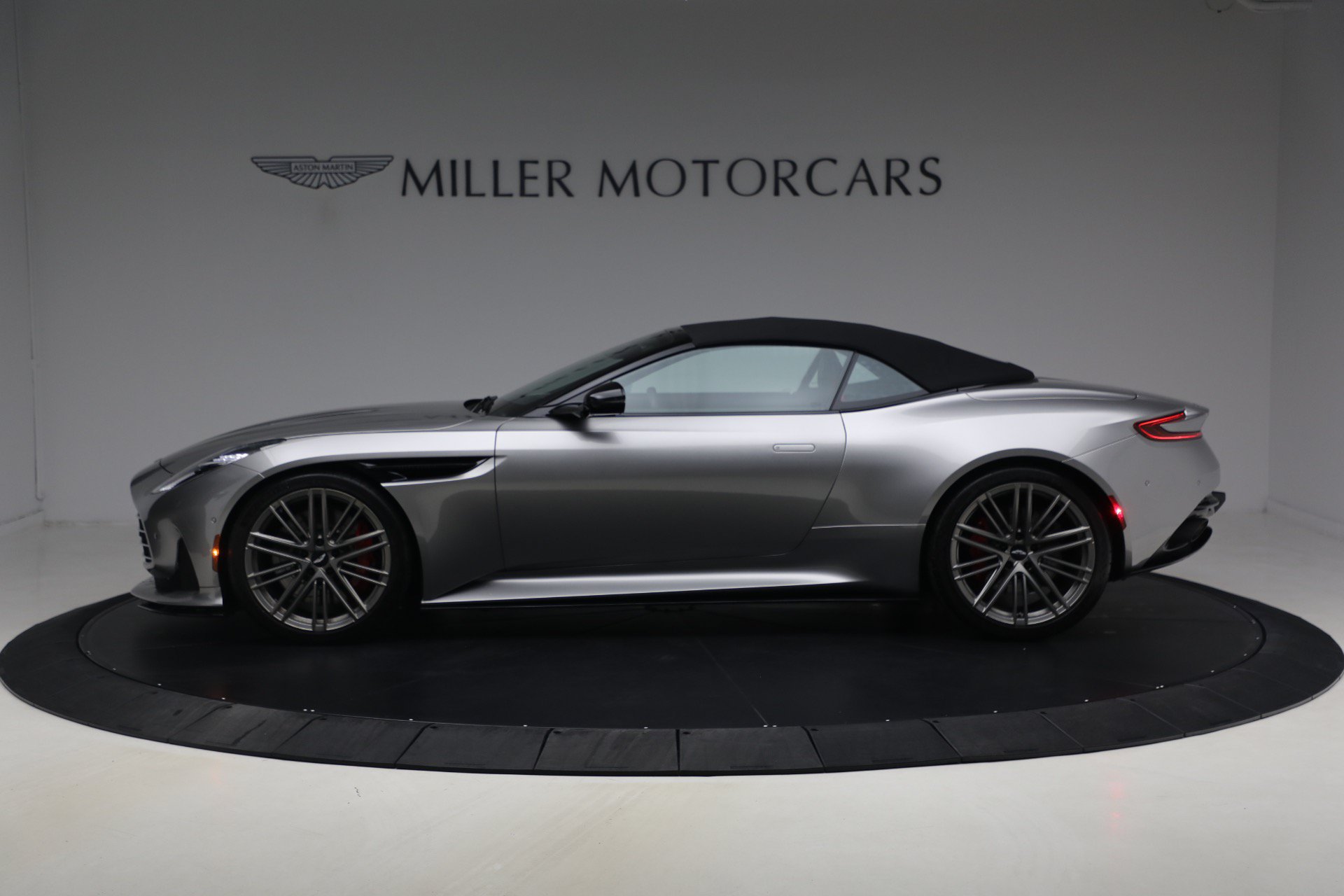Used 2024 Aston Martin DB12 Convertible RWD image 16