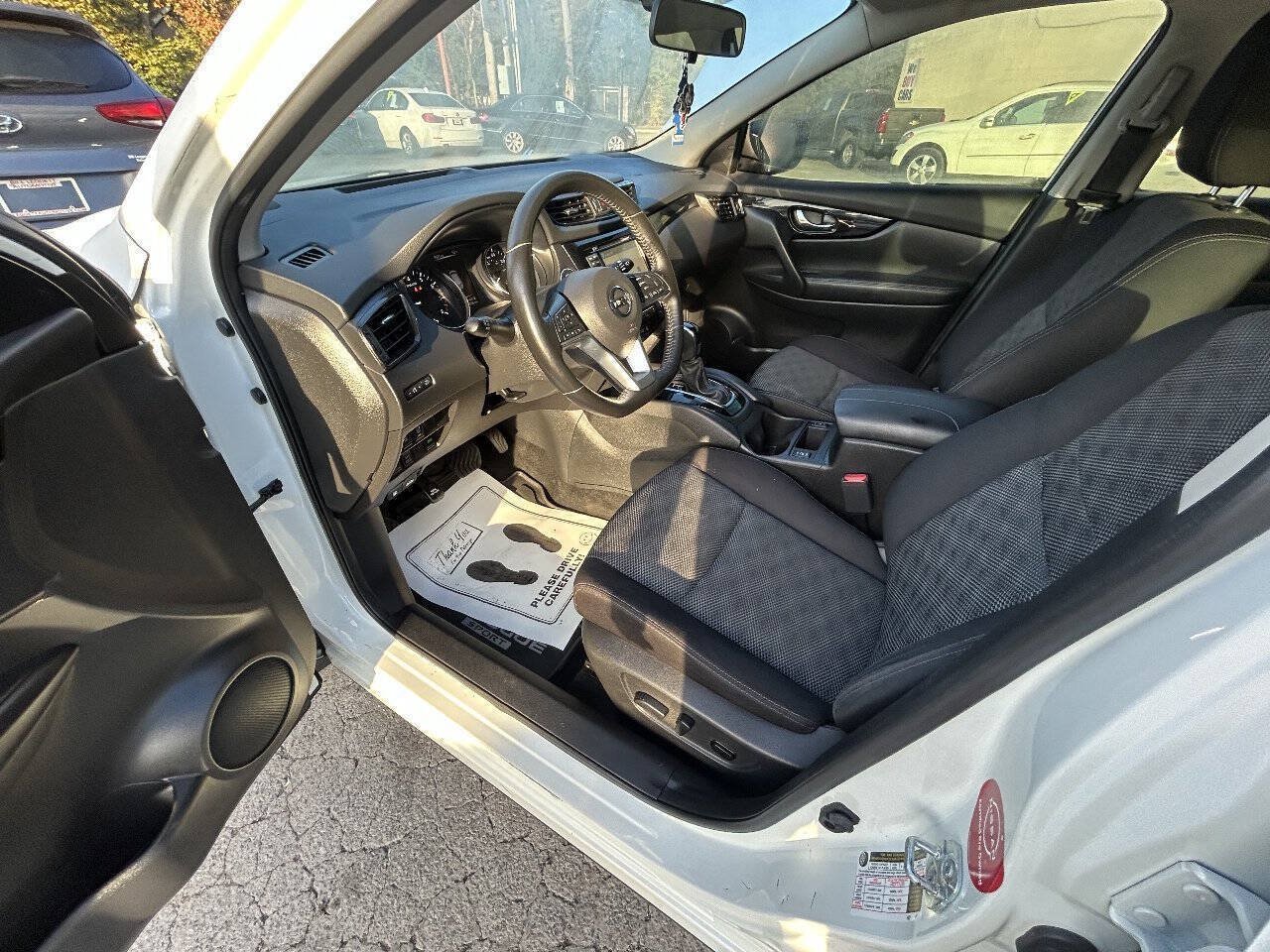 Used 2017 Nissan Rogue Sport SV w/ SV Premium Package AWD/4WD image 5