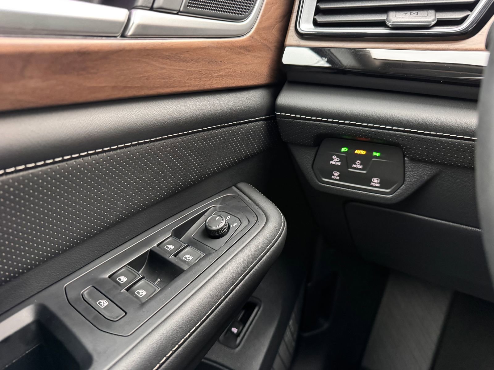 Used 2025 Volkswagen Atlas SE image 13