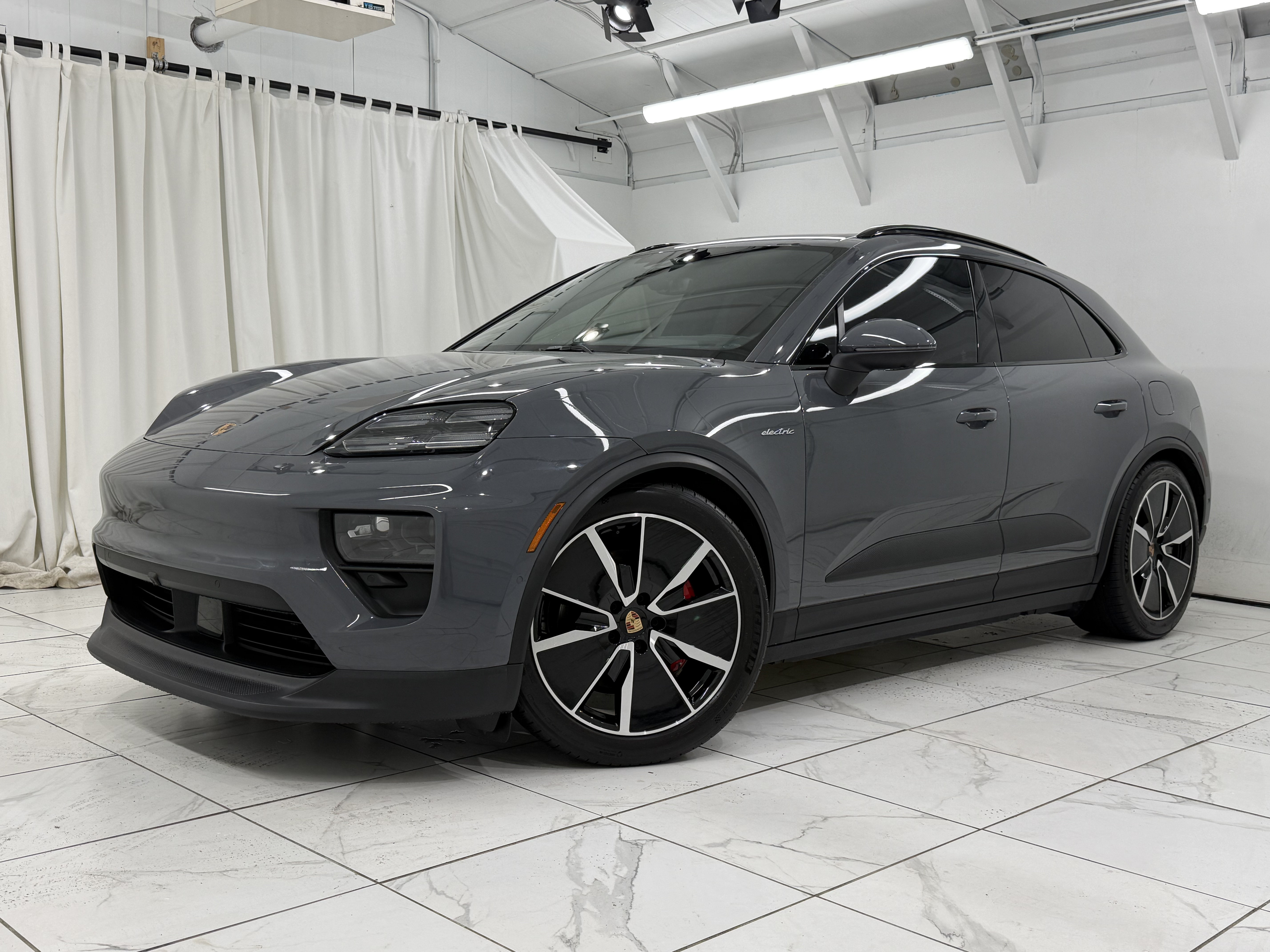 Used 2025 Porsche Macan 4S Electric AWD/4WD image 1