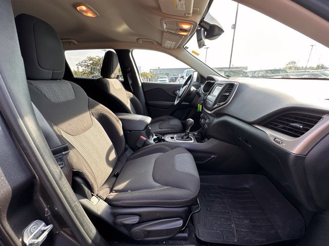 Used 2016 Jeep Cherokee Latitude w/ Cold Weather Group AWD/4WD image 28