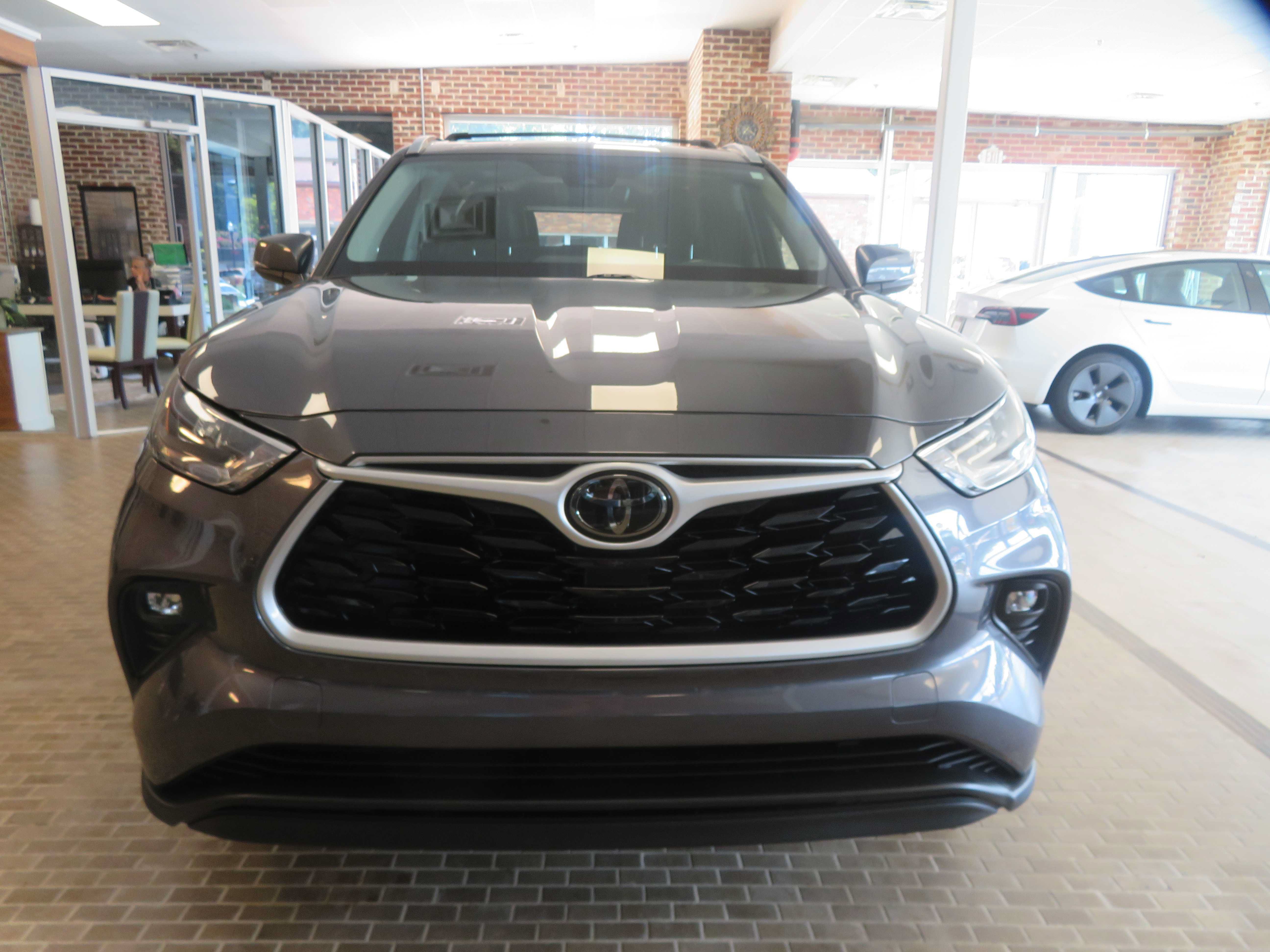 Used 2020 Toyota Highlander XLE FWD image 3