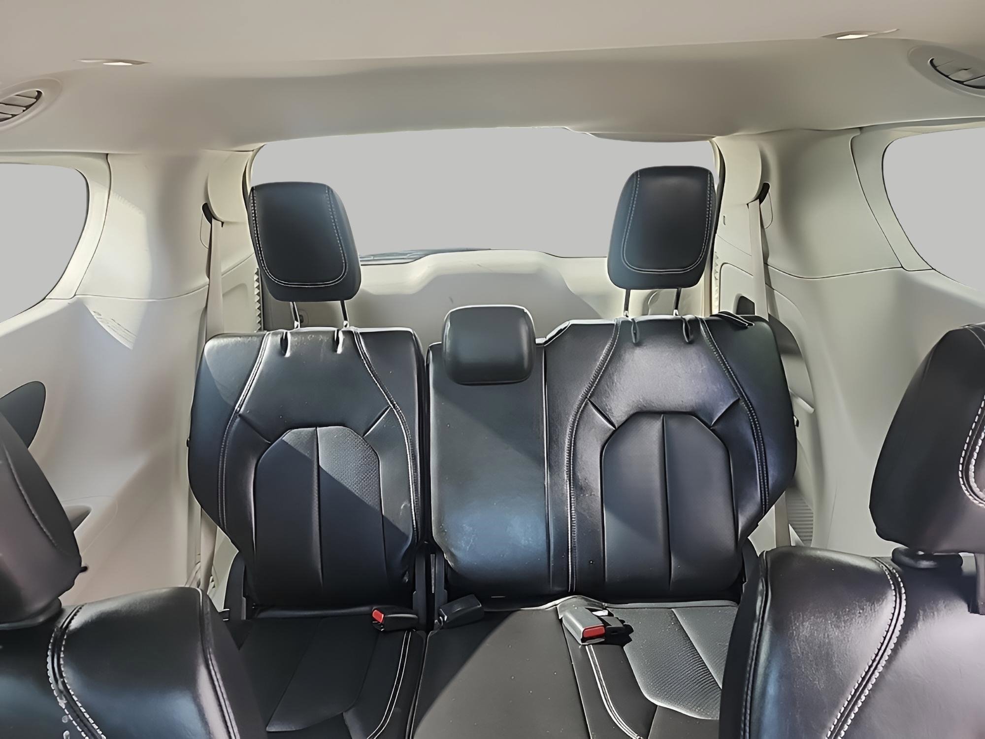 Used 2024 Chrysler Pacifica Touring-L image 15