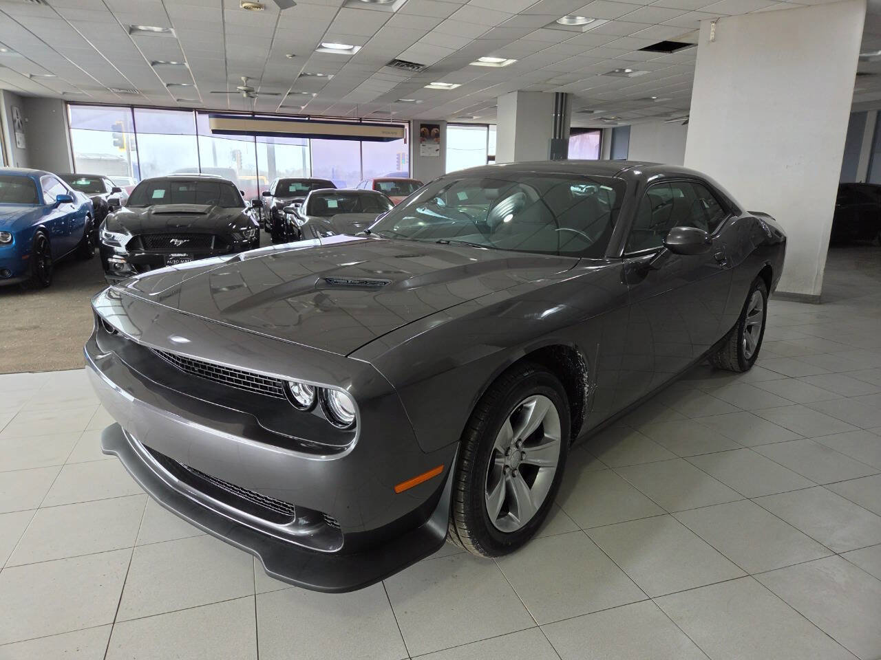 Used 2018 Dodge Challenger SXT image 4