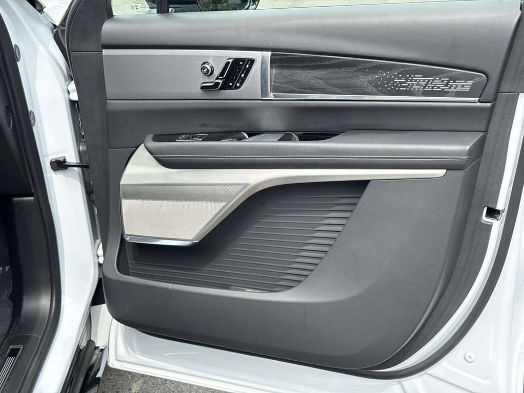 Certified 2026 Cadillac Vistiq Platinum w/ LPO, Floor Liner Package AWD/4WD image 27