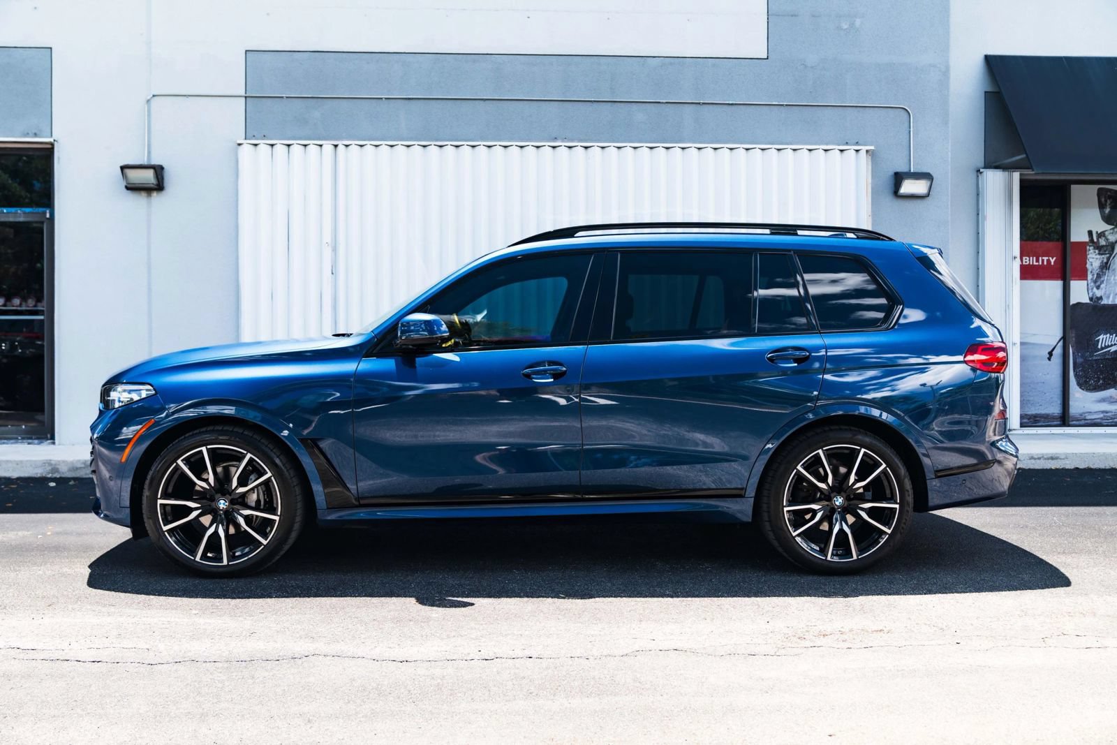 Used 2022 BMW X7 xDrive40i w/ M Sport Package AWD/4WD image 4