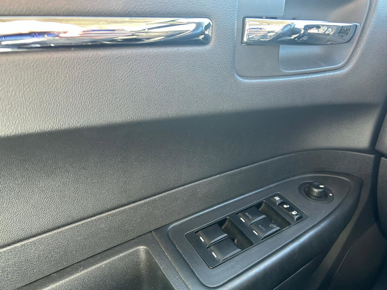 Used 2010 Chrysler 300 Touring RWD image 29