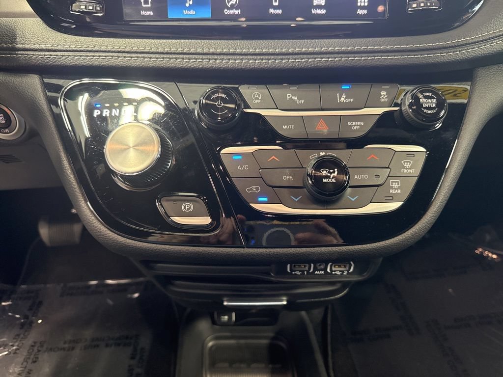 Used 2025 Chrysler Pacifica Select FWD image 16