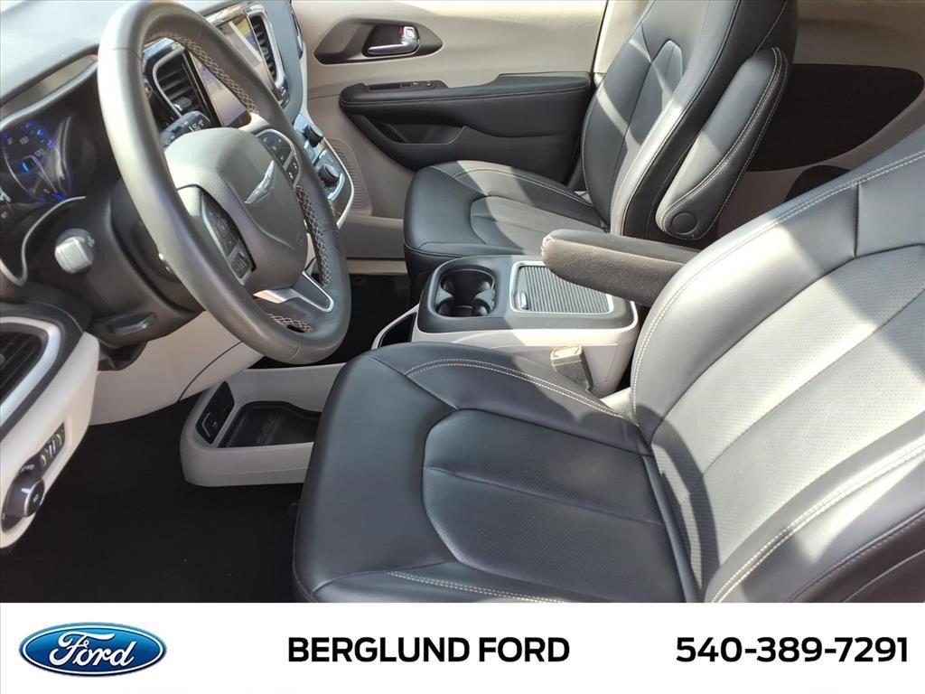 Used 2023 Chrysler Pacifica Touring-L FWD image 12