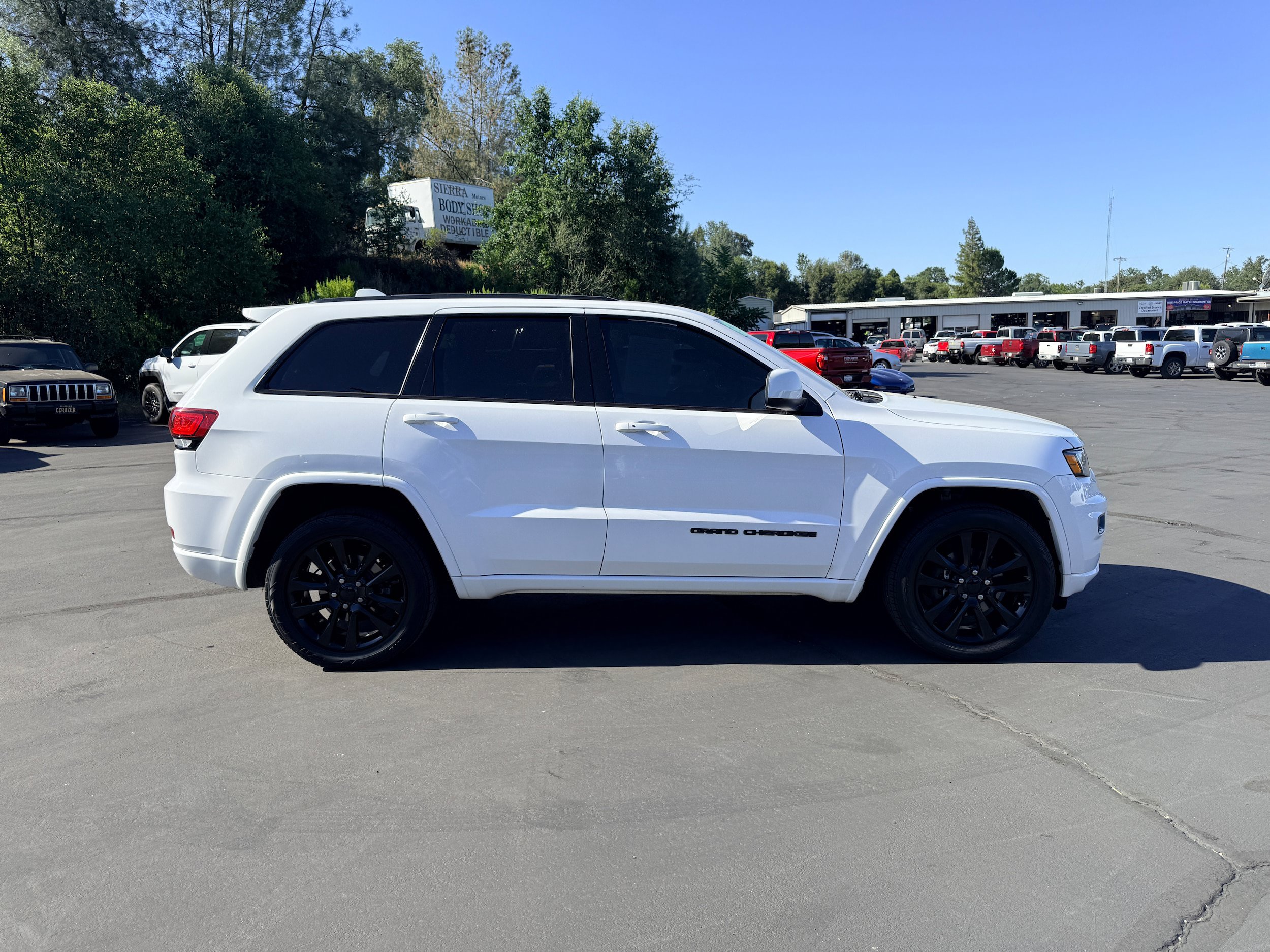 Used 2018 Jeep Grand Cherokee Altitude AWD/4WD image 5
