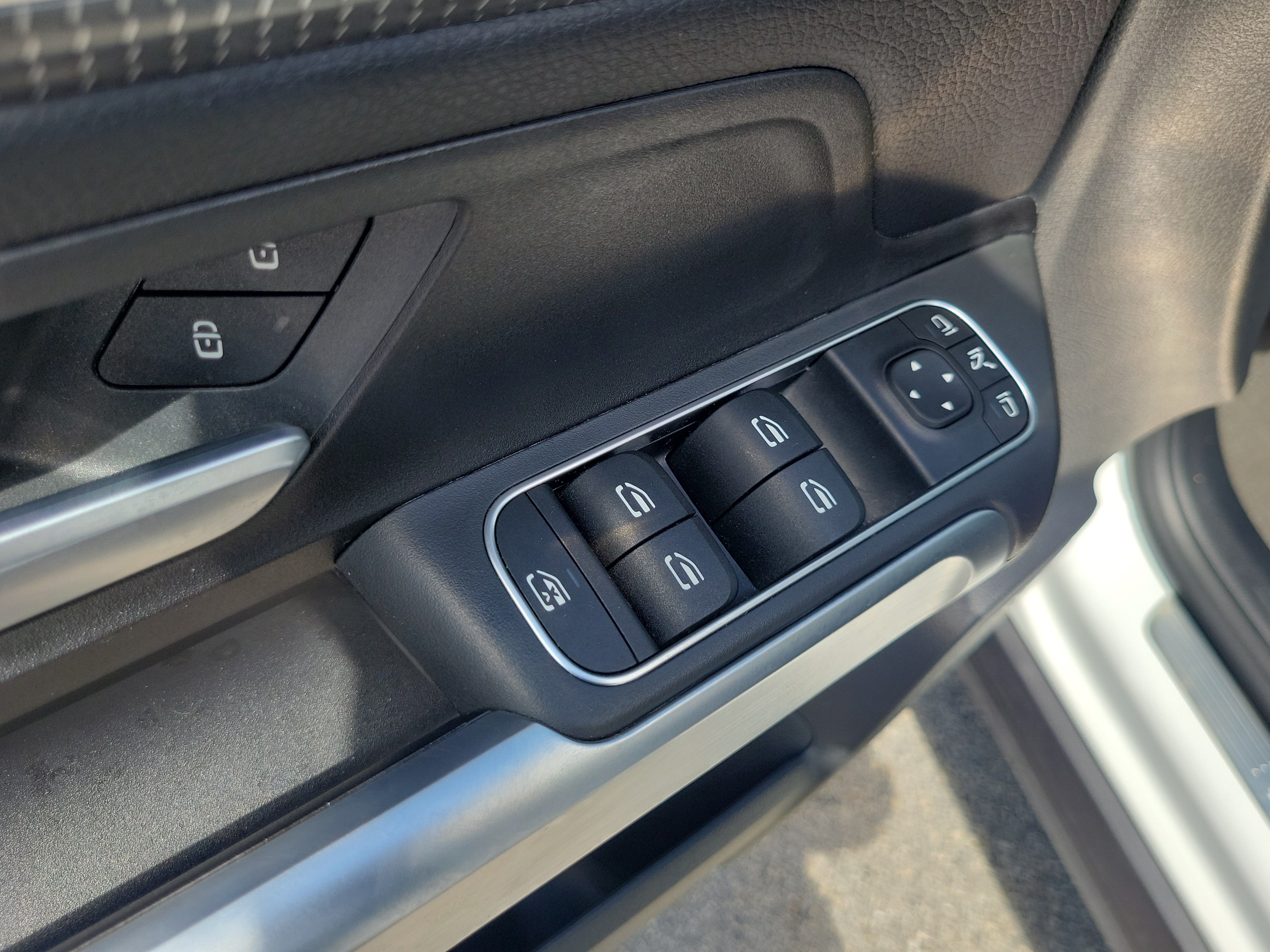 Used 2022 Mercedes-Benz GLB 250 image 25
