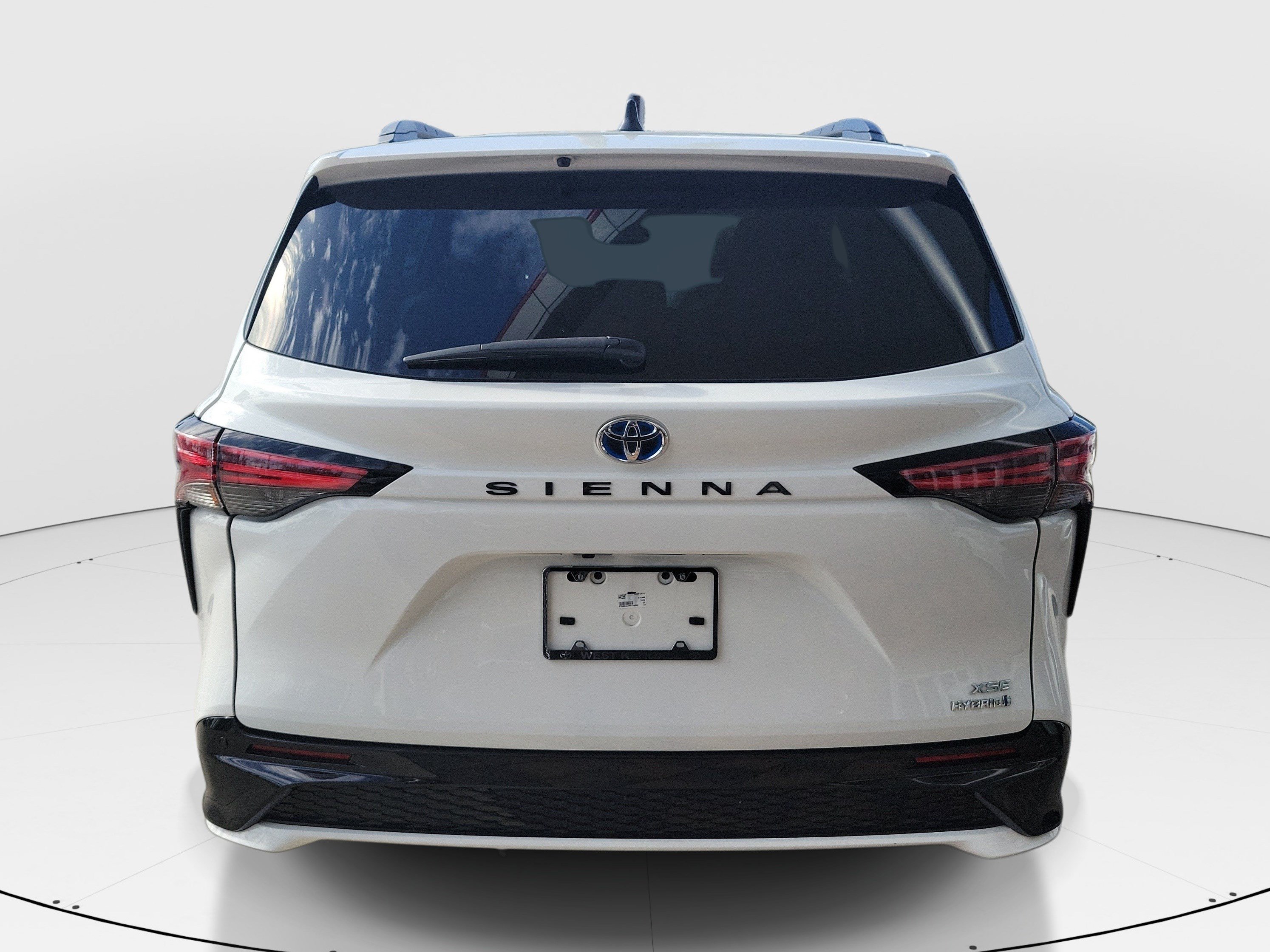 Used 2022 Toyota Sienna XSE FWD image 6